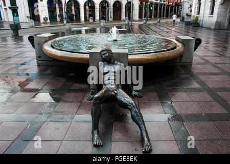 Dettaglio di una delle sculture della sorgente dei giganti nella plaza di La Rinconada in Valladolid.La scultura è opera di Pedro Monje Valladolid - Spagna 15/02/2016 Foto Stock