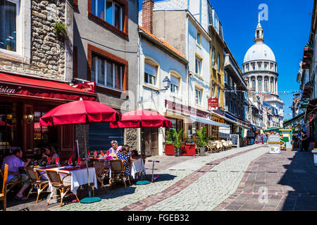 Rue de Lille, una stretta strada di ciottoli di ristoranti in Boulogne, Francia. Foto Stock