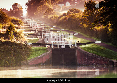 Early Morning mist a Caen Hill si blocca sul Kennet and Avon Canal a Devizes, Wiltshire. Foto Stock