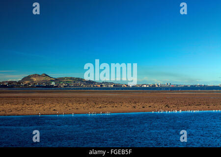 Edimburgo e Arthur' Seat da Musselburgh, East Lothian Foto Stock