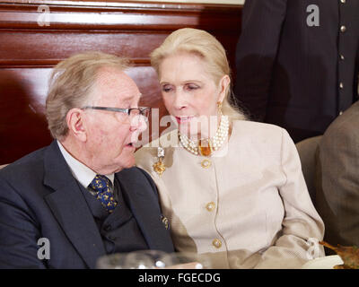 Robert Hardy con Lady Colin Campbell al oldie of the Year Awards 2016 Foto Stock