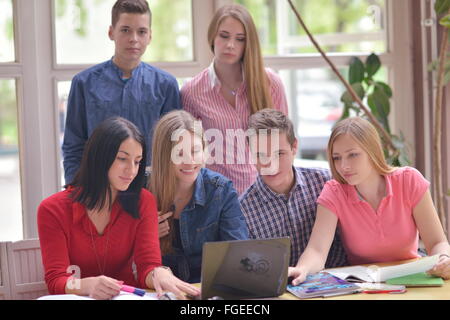 Felice gruppo di adolescenti a scuola Foto Stock