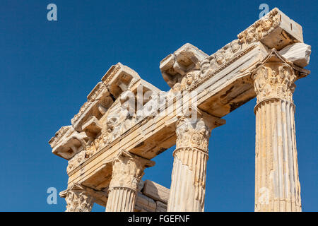 Antico tempio romano di Apollo a lato sulla costa mediterranea della Turchia. Foto Stock