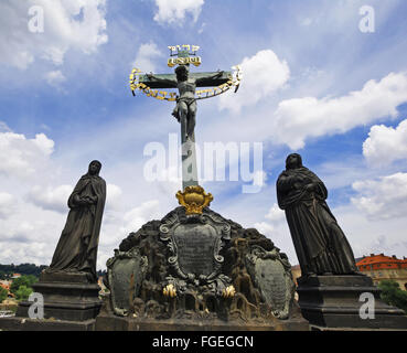 Calvario scultura sul Ponte Carlo a Praga Foto Stock