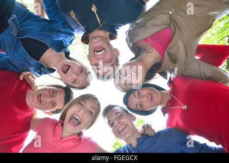 Giovani amici che soggiornano insieme all'aperto nel parco Foto Stock