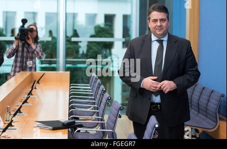 Berlino, Germania. 19 Feb, 2016. Ministro federale dell'economia Sigmar GABRIEL (SPD) indirizzamento le esportazioni tedesche di armi nel 2015 in occasione di una conferenza stampa a Berlino, Germania, 19 febbraio 2016. Foto: BERND VON JUTRCZENKA/dpa/Alamy Live News Foto Stock