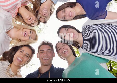 Giovani amici che soggiornano insieme all'aperto nel parco Foto Stock