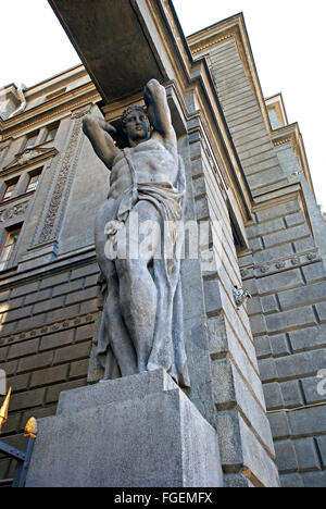 Atlas presso l'entrata principale dell'edificio contenente il fascio del portale, supporto scultorea, telamon Foto Stock