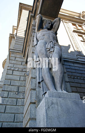 Atlas presso l'entrata principale dell'edificio contenente il fascio del portale, supporto scultorea, telamon Foto Stock