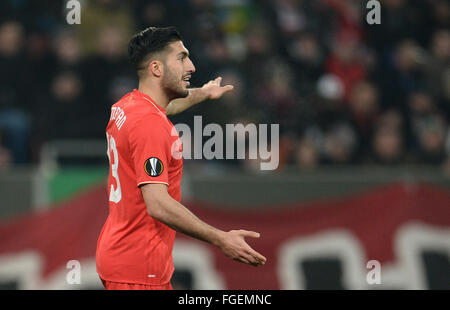 Augsburg, Germania. 18 Febbraio, 2016. Di Liverpool Emre può reagisce durante il Round di 32 UEFA Europa League Soccer Match FC Augsburg vs FC Liverpool ad Augsburg, in Germania, il 18 febbraio 2016. Foto: Andreas Gebert/dpa/Alamy Live News Foto Stock