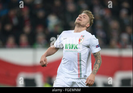 Augsburg, Germania. 18 Febbraio, 2016. Augsburg Alexander Esswein reagisce durante il Round di 32 UEFA Europa League Soccer Match FC Augsburg vs FC Liverpool ad Augsburg, in Germania, il 18 febbraio 2016. Foto: Andreas Gebert/dpa/Alamy Live News Foto Stock