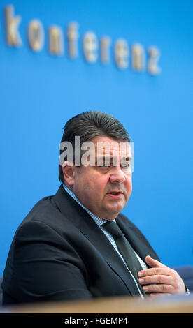 Berlino, Germania. 19 Feb, 2016. Ministro federale dell'economia Sigmar GABRIEL (SPD) indirizzamento le esportazioni tedesche di armi nel 2015 in occasione di una conferenza stampa a Berlino, Germania, 19 febbraio 2016. Foto: BERND VON JUTRCZENKA/dpa/Alamy Live News Foto Stock