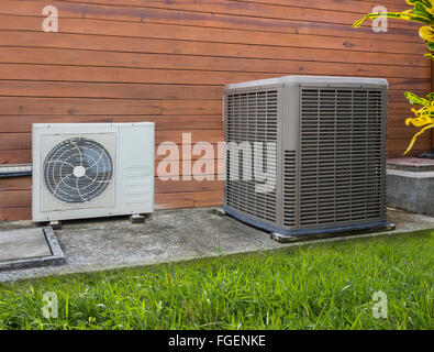 Due diverse dimensioni aria condizionata pompe di calore sul lato di una casa Foto Stock