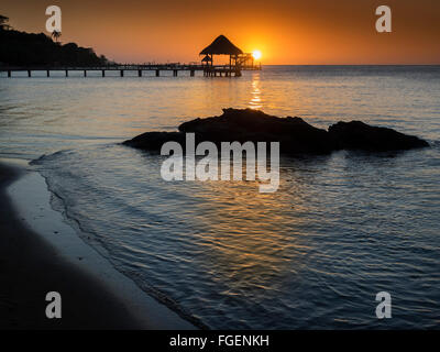 Tramonto sull'isola tropicale di Roatan, Honduras Foto Stock