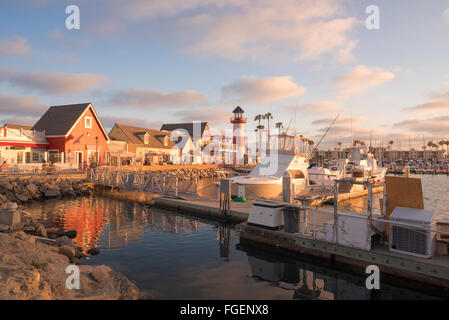 Oceanside harbor, Light house, edificio colorato su wharf. Barche ormeggiate nel porto. Foto Stock