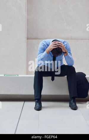 Frustrati giovane uomo d affari Foto Stock