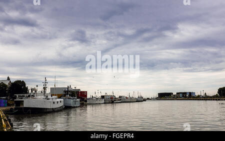 8 agosto 2015 - Port Stanley, Canada. Commerciale di pesca i pescherecci con reti da traino legato lungo il dock nel villaggio di pescatori di Port Stanley Foto Stock