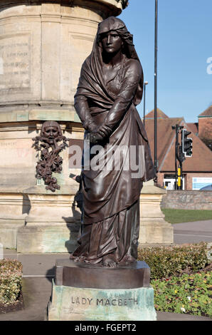 La Lady Macbeth statua accanto alla William Shakespeare Gower Memorial in Stratford-Upon-Avon, Warwickshire, Regno Unito. Foto Stock