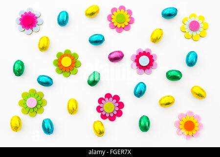Una pasqua sfondo con un sacco di colorati, uova di pasqua e fiori fatti in casa su un isolato sullo sfondo bianco. Foto Stock