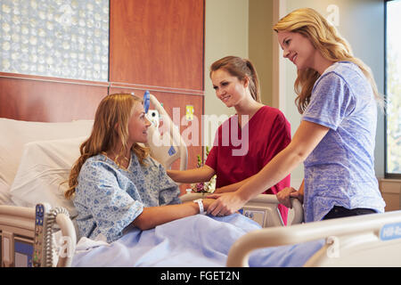 I colloqui di infermiere a Madre con figlia adolescente in ospedale Foto Stock