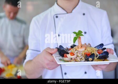 Lo chef prepara il cibo Foto Stock