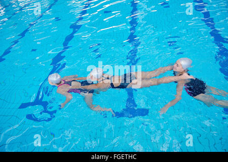 Assistenza e salvataggio sulla piscina Foto Stock