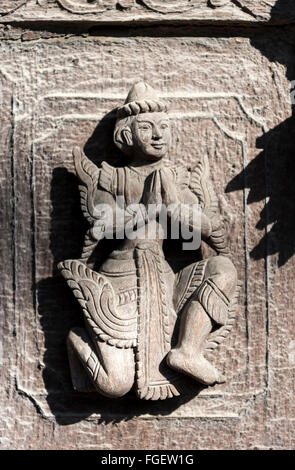 Dettaglio delle sculture in legno a Shwenandaw Kyaung monastero a Mandalay, Birmania - Myanmar Foto Stock