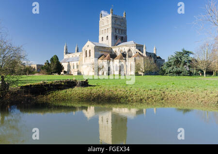 Tewkesbury Abbey su una soleggiata giornata invernale Foto Stock