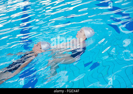 Assistenza e salvataggio sulla piscina Foto Stock