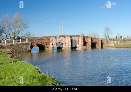 Il vecchio ponte di pietra sul fiume Avon vicino a Eckington in Worcestershire Foto Stock