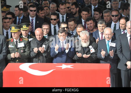 Ankara, Turchia. 19 Feb, 2016. Primo Ministro turco Ahmet Davutoglu (C) anteriore assiste al funerale presso la Moschea di Kocatepe ad Ankara, Turchia, Feb 19, 2016. Un totale di 28 persone sono morte in Mercoledì in bombardamenti auto ad Ankara. © Mustafa Kaya/Xinhua/Alamy Live News Foto Stock