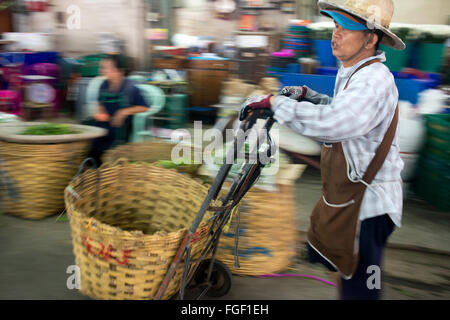 Lavoratore. Prodotto agricolo Mercato Centrale di Wang Phirom Burapha. Divieto MO street. Bangkok. Asia. Pak Khlong Talat (Mercato dei Fiori). Foto Stock