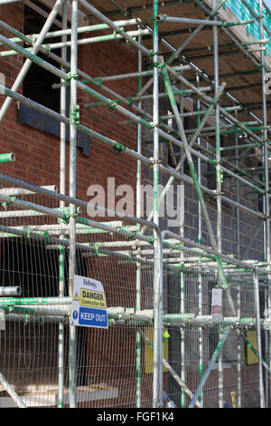 La salute e i segnali per la sicurezza posti sul perimetro della scatola Bellway sito in costruzione in Kingsmere, Bicester, Oxfordshire, Inghilterra Foto Stock