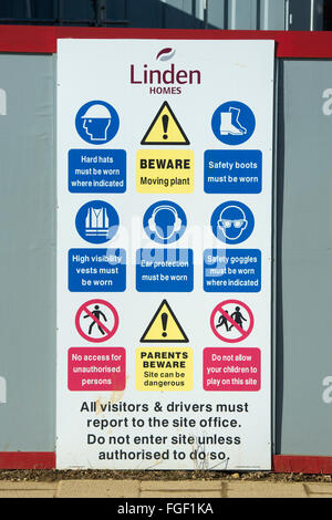La salute e i segnali per la sicurezza posti sul perimetro della scatola Linden sito in costruzione di uffici, Hawkswood, Bicester, Oxfordshire, Inghilterra Foto Stock