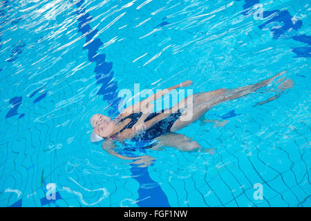 Assistenza e salvataggio sulla piscina Foto Stock