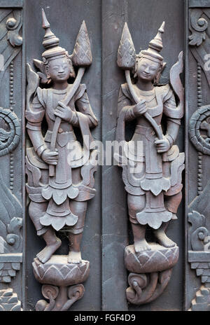 Dettaglio delle sculture in legno a Shwe In Bin monastero a Mandalay, Birmania - Myanmar Foto Stock