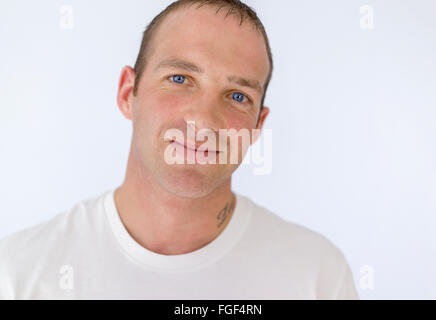 Ritratto di un uomo che indossa una t-shirt bianco sorridente Foto Stock
