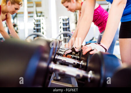 Dettaglio delle donne nel lavoro di palestra con pesi Foto Stock