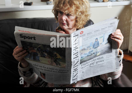 Donna matura lettura indipendente il quotidiano nazionale in Gran Bretagna che è quello di diventare un solo online edizione Marzo 2016 Foto Stock