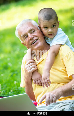 Nonno e il bambino utilizzando laptop Foto Stock