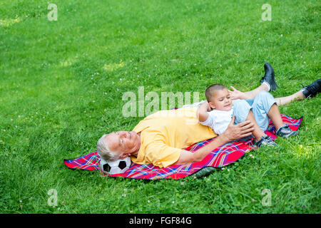 Nonno e il bambino utilizzando laptop Foto Stock