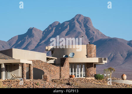 Lodge di lusso con un torreggiante montagna in background Foto Stock