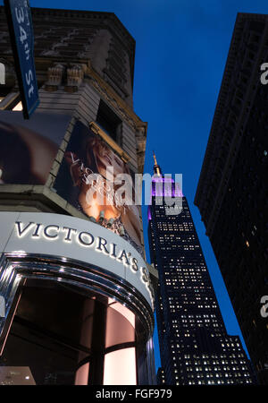 Empire State Building illuminato in porpora e giallo per il centoquarantesimo annuale di Westminster Kennel Club tutto razza Dog Show, NYC, STATI UNITI D'AMERICA Foto Stock