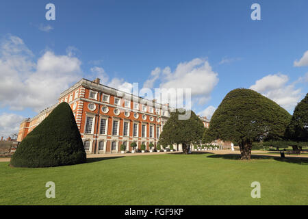 Hampton Court, Londra SW, Inghilterra, Regno Unito. Il 19 febbraio 2016. Era una luminosa mattina di sole a Hampton Court a sud ovest di Londra, con il blu del cielo e le soffici nuvole nei giardini del palazzo. Credito: Julia Gavin UK/Alamy Live News Foto Stock