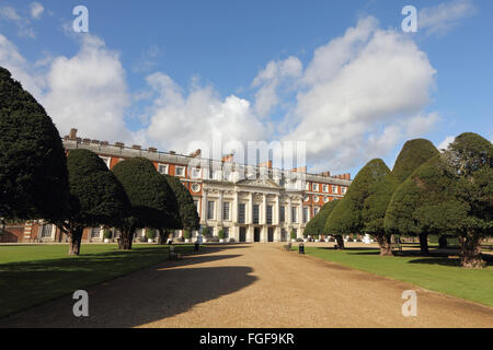 Hampton Court, Londra SW, Inghilterra, Regno Unito. Il 19 febbraio 2016. Era una luminosa mattina di sole a Hampton Court a sud ovest di Londra, con il blu del cielo e le soffici nuvole nei giardini del palazzo, che sono liberi di entrare fino ad aprile. Credito: Julia Gavin UK/Alamy Live News Foto Stock