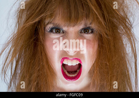 Ritratto di una donna con disordinati capelli disheveled con un espressione di rabbia Foto Stock