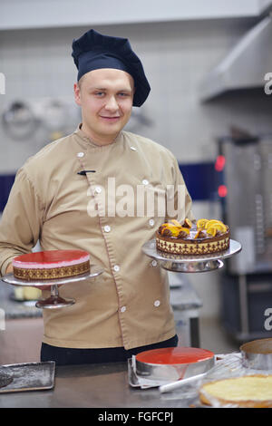 Lo chef prepara la torta nel deserto in cucina Foto Stock
