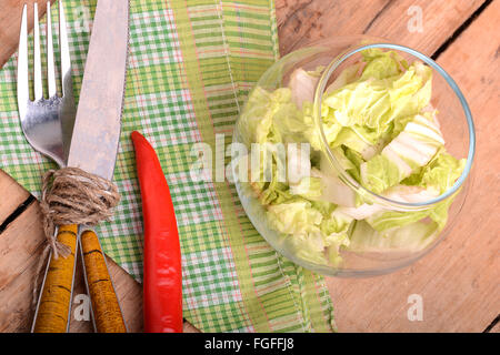 Il cavolo tagliato a pezzi in recipiente di vetro con pepe rosso Foto Stock