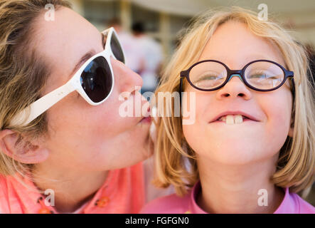 bacio di madre Foto Stock