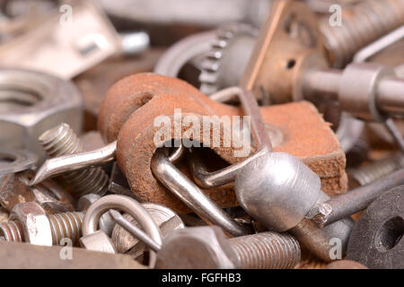 I vecchi bulloni, viti e i dettagli in metallo close up Foto Stock